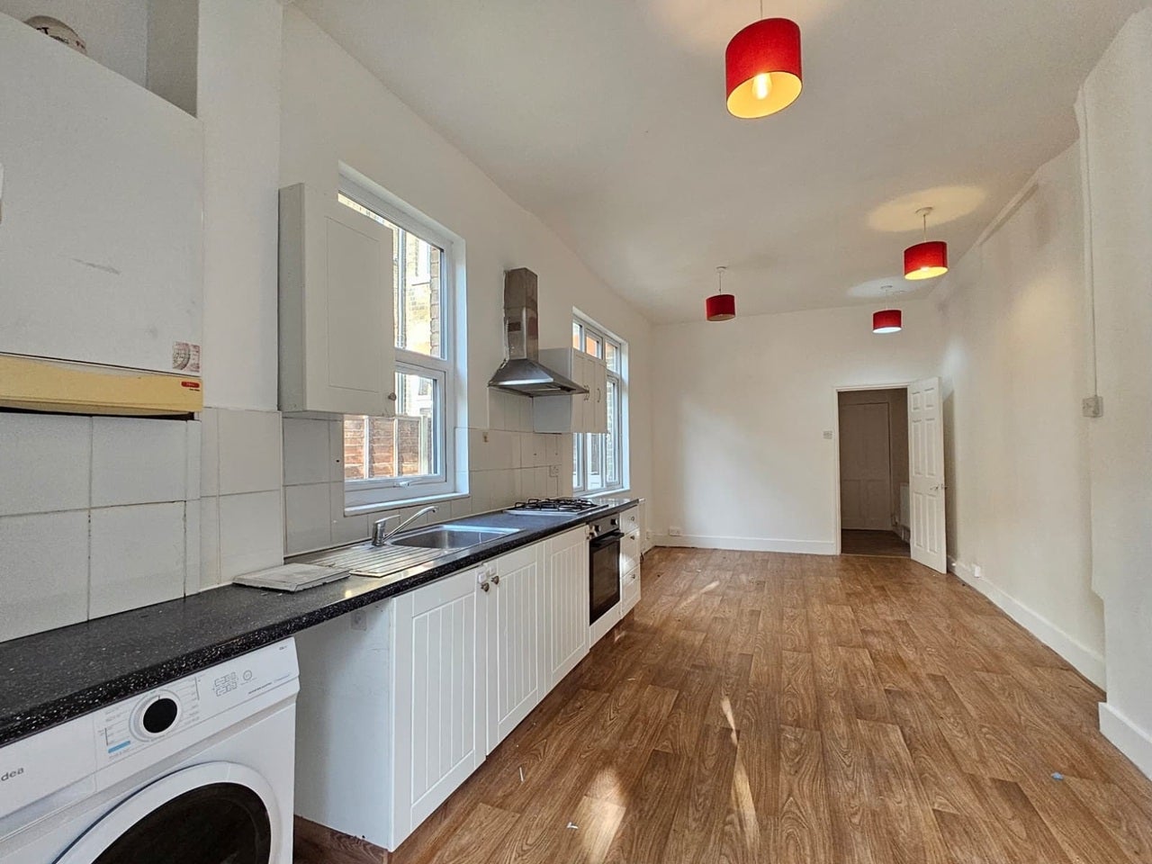 Flat Ferme Park Road in Greater London