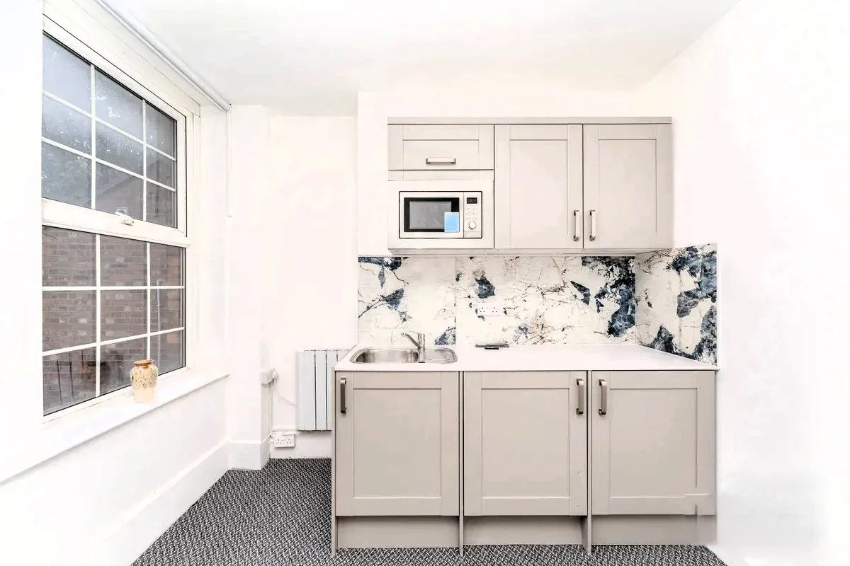 Flat Bond Street in Greater London