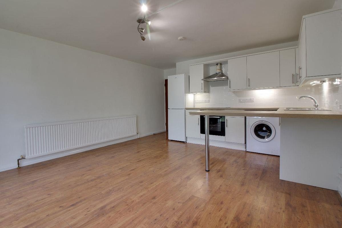 Flat Crofton Way in Greater London
