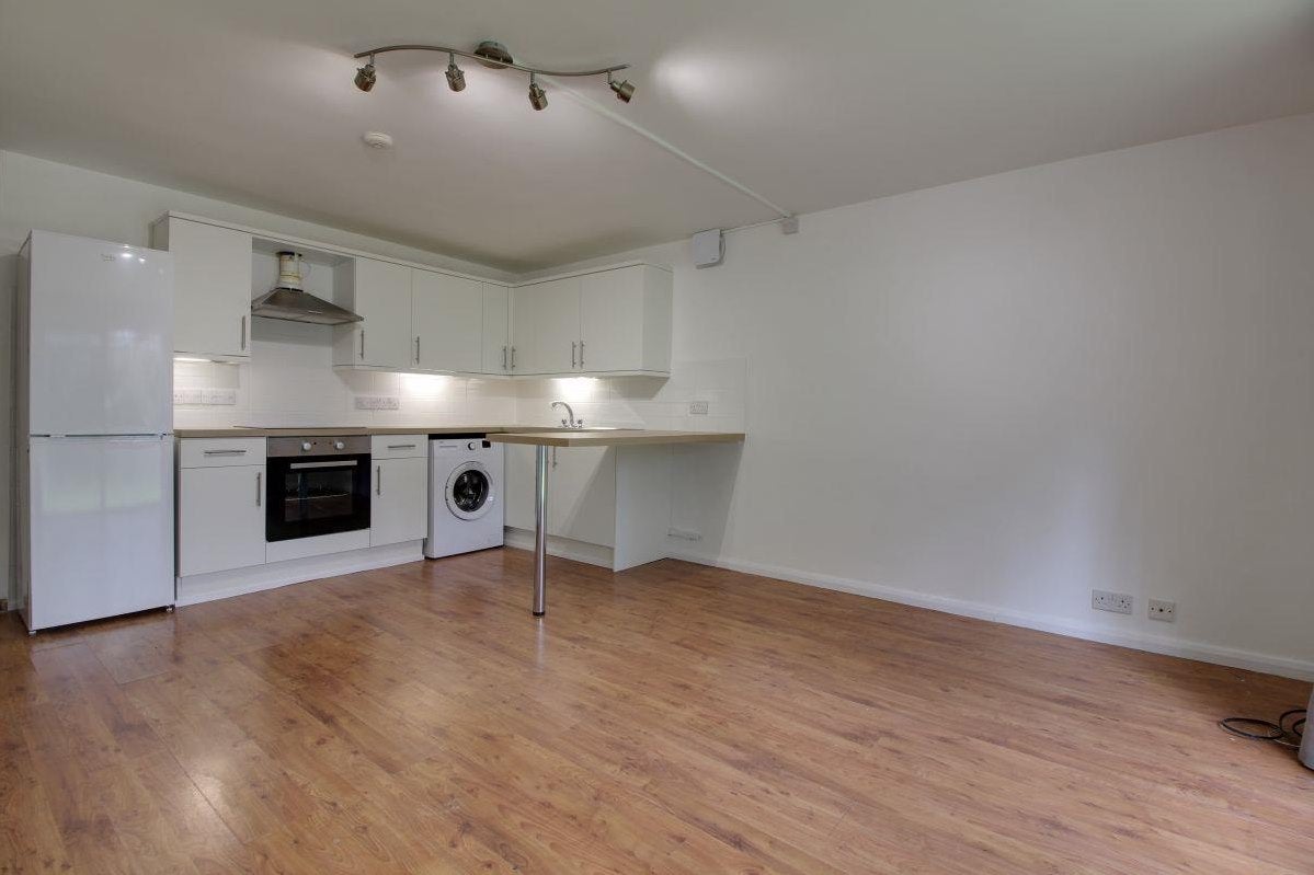 Flat Crofton Way in Greater London