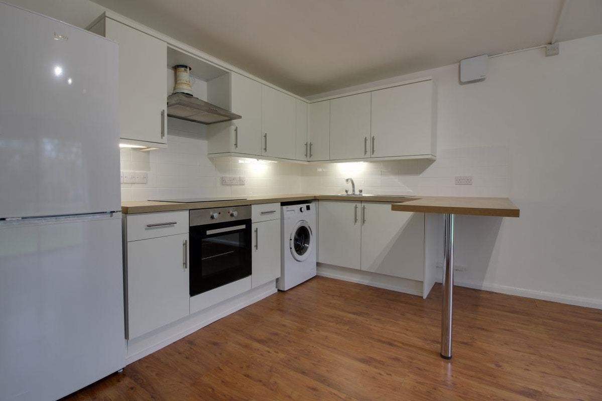 Flat Crofton Way in Greater London
