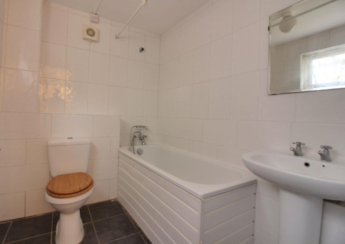Flat Crofton Way in Greater London