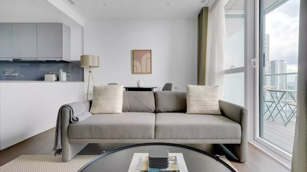 Flat Russell Gardens in Greater London