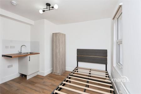 Room Ash Road in Rushmoor