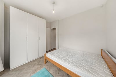 Flat Ballater Road in Greater London
