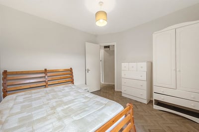 Flat Ballater Road in Greater London