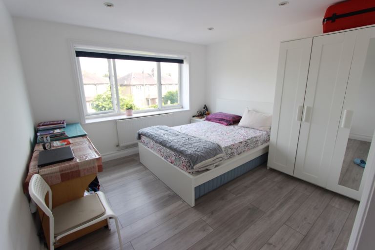Flat Greenhill Road in Greater London
