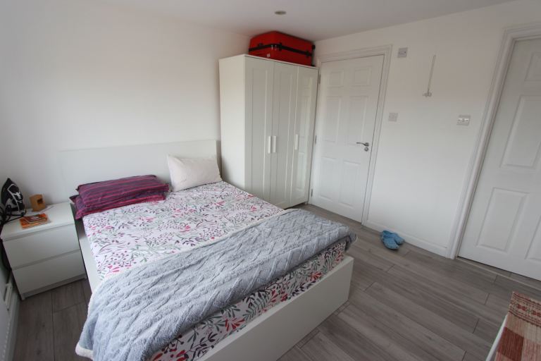 Flat Greenhill Road in Greater London