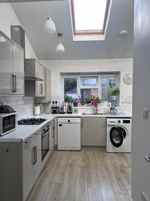 Room Eastbourne Road in Greater London