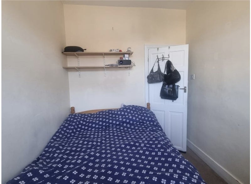 Room Eastbourne Road in Greater London