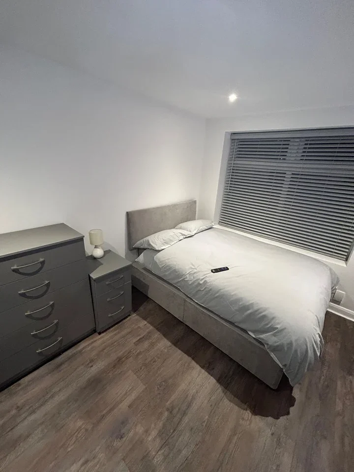 Room Denchers Plat in Crawley