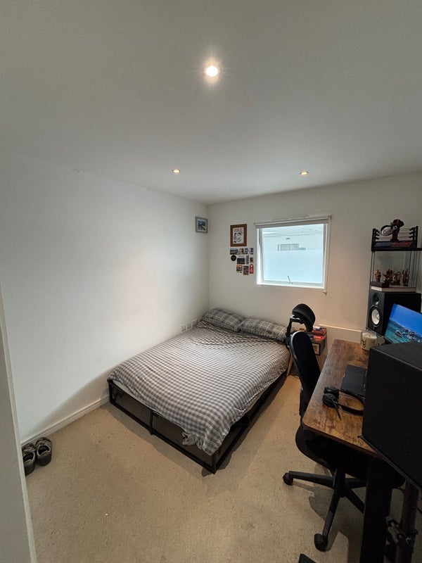 Room Skypark Road in Bristol