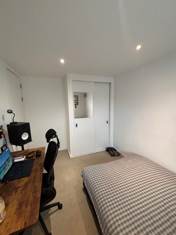 Room Skypark Road in Bristol