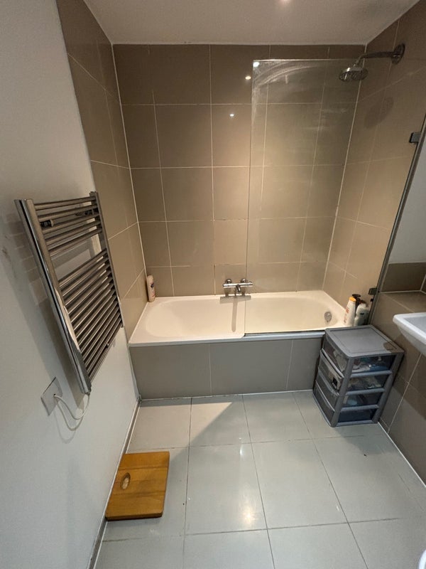 Room Skypark Road in Bristol
