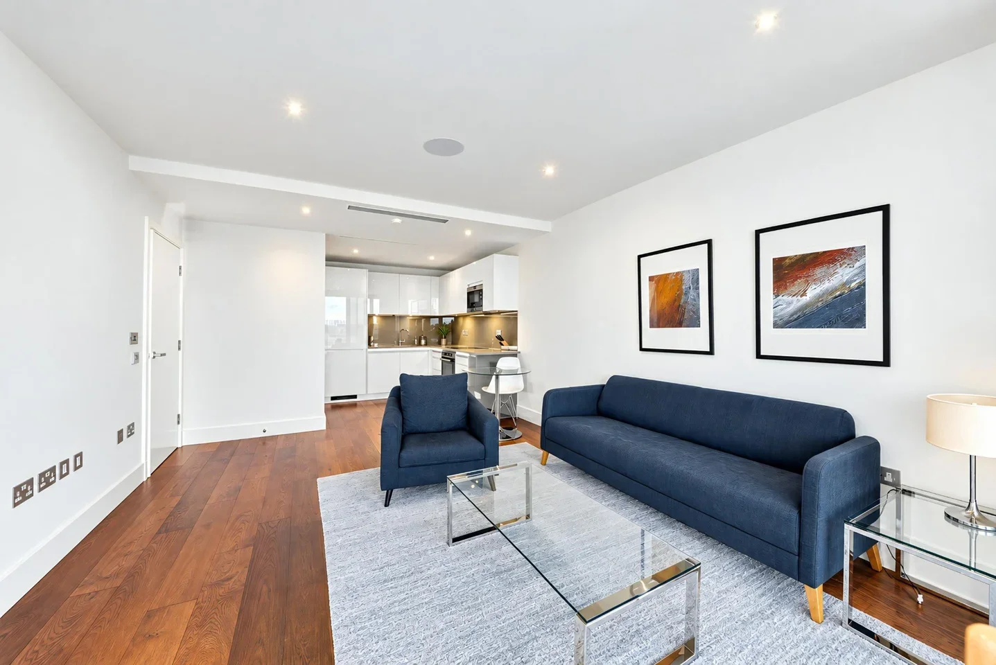 Flat Central Avenue in Greater London
