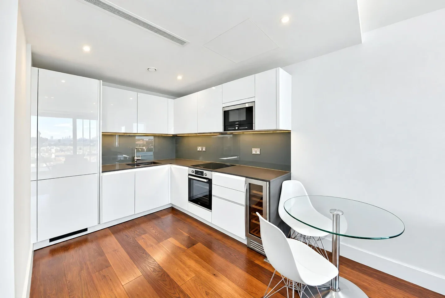 Flat Central Avenue in Greater London