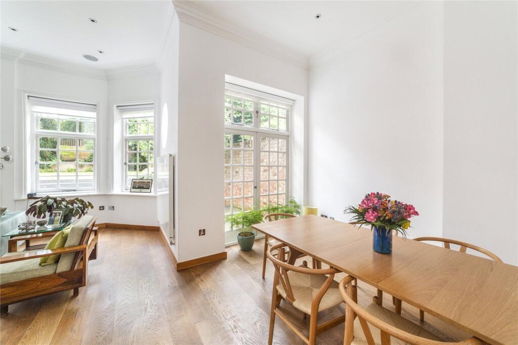 Flat Bracknell Gardens in Greater London