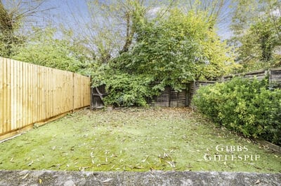 House Knoll Crescent in Greater London