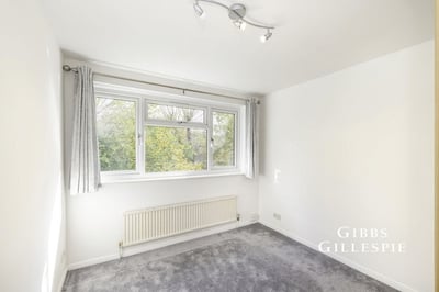House Knoll Crescent in Greater London