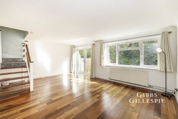 House Knoll Crescent in Greater London