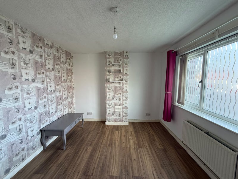 Room Thelwall Avenue in Manchester