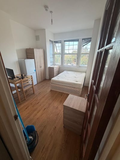 Room Bowes Road in Greater London