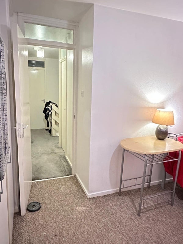 Room Erskine Crescent in Greater London