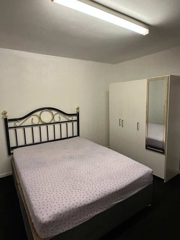 Room Erskine Crescent in Greater London