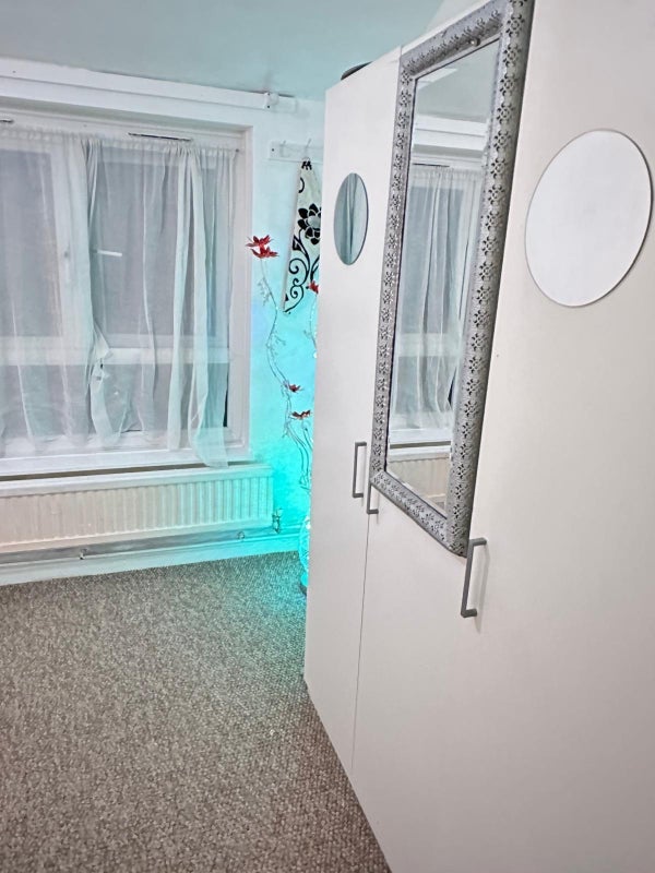Room Erskine Crescent in Greater London