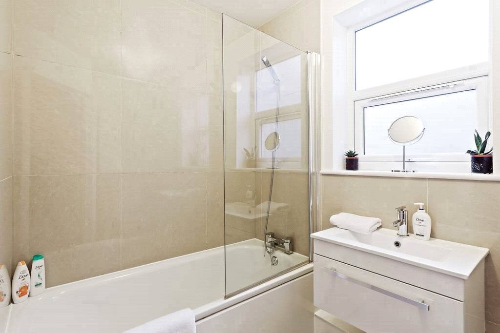 Flat Thorparch Road in Greater London