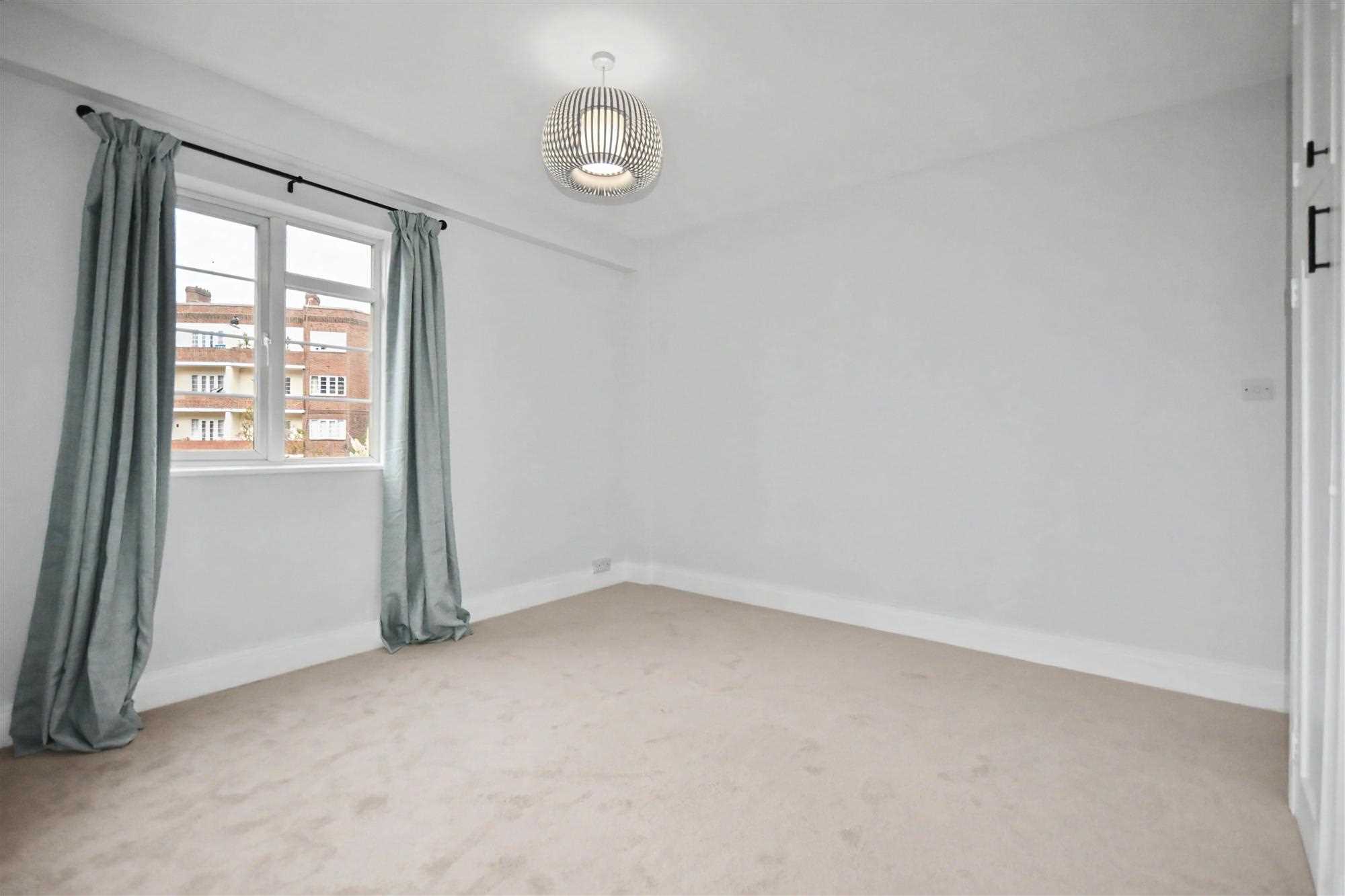 Flat Chiswick Village in Greater London