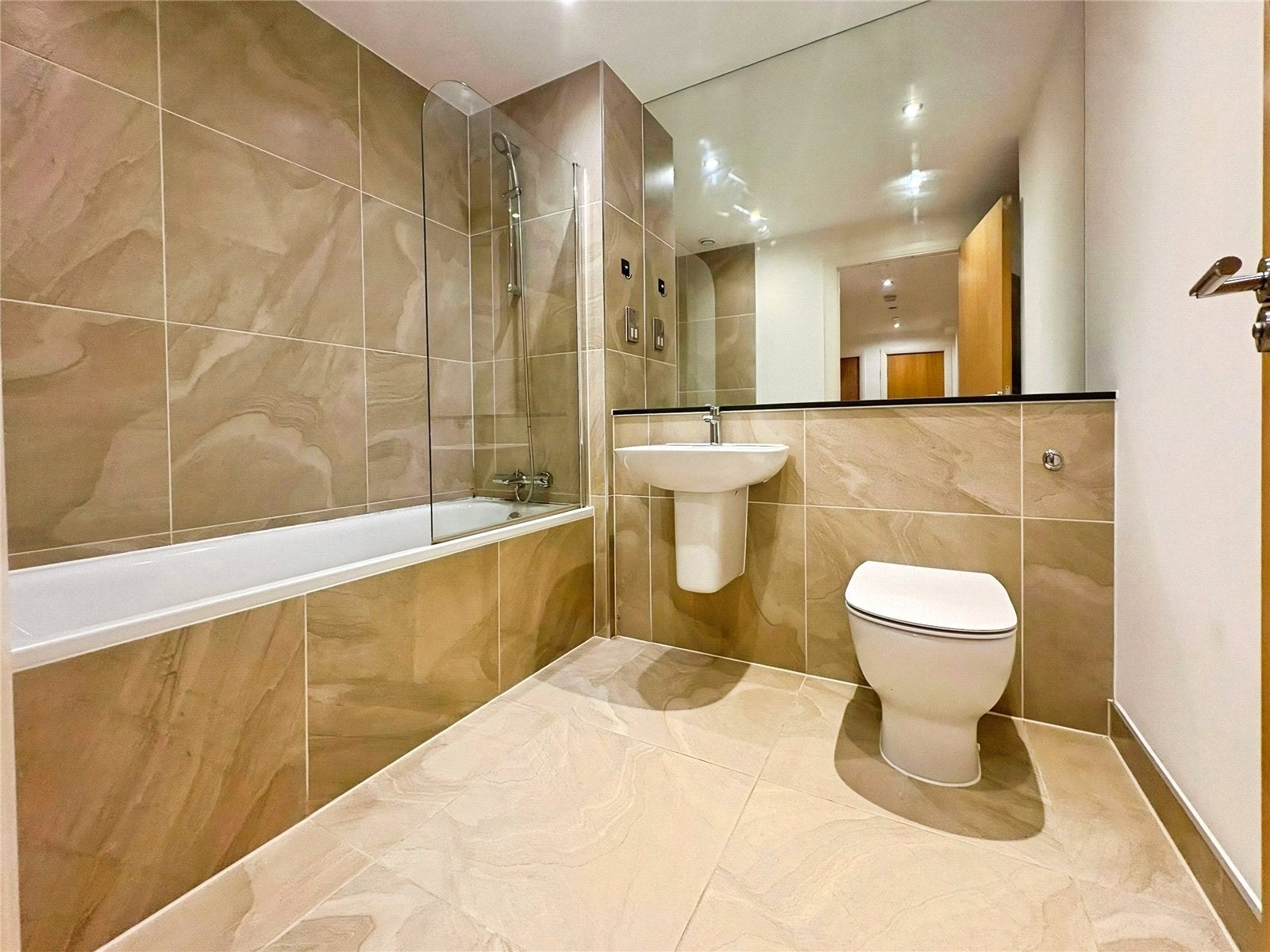 Flat Lansdowne Road in Greater London