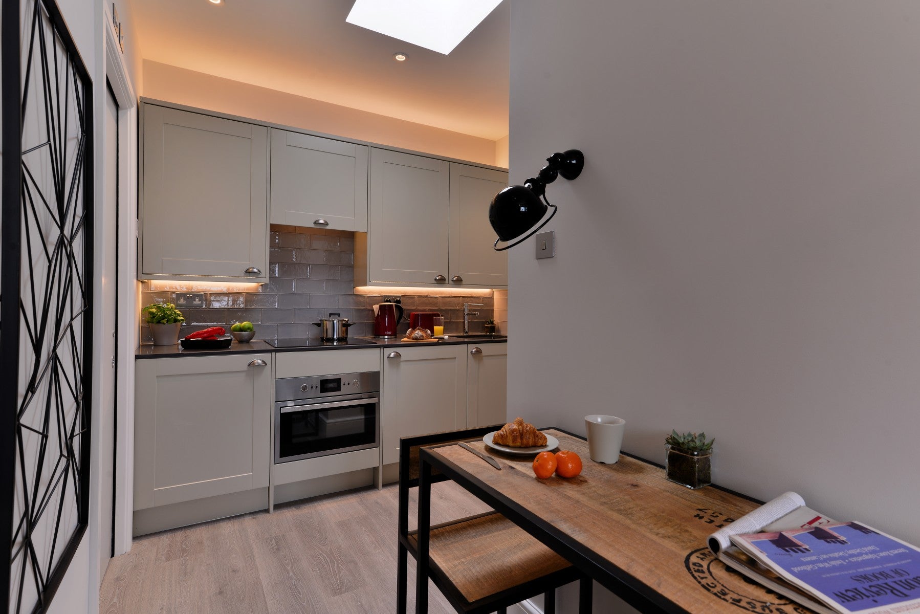 Flat Linden Gardens in Greater London
