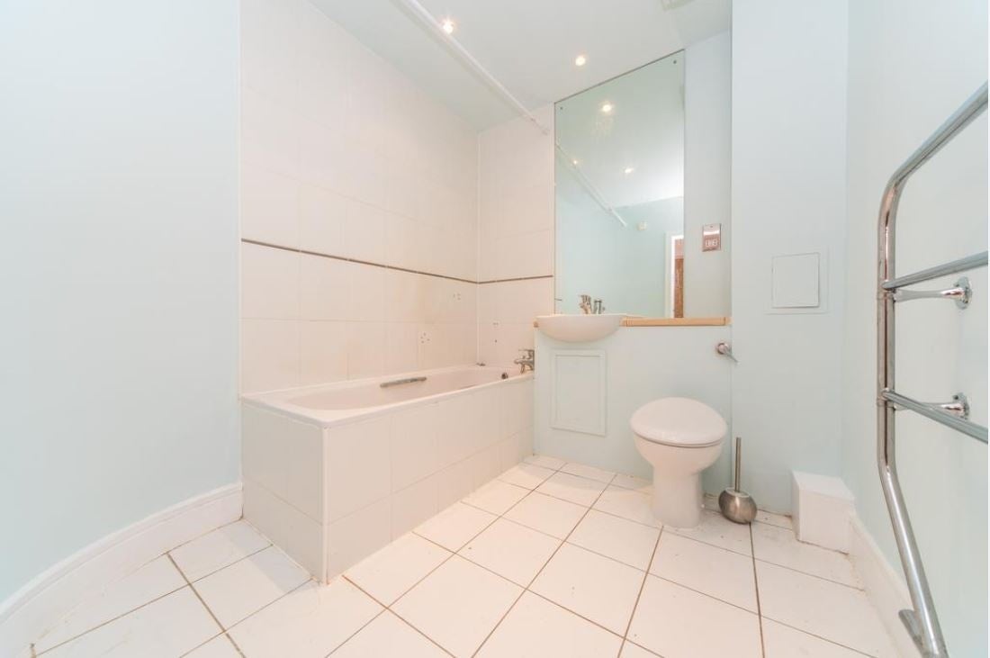 Flat Ealing Green in Greater London