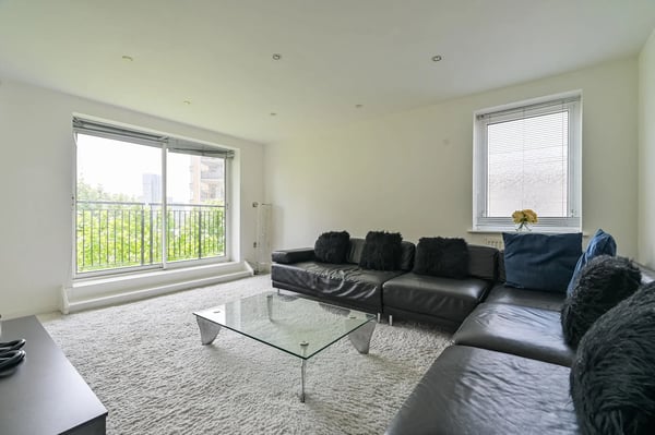 Flat Newport Avenue in Greater London