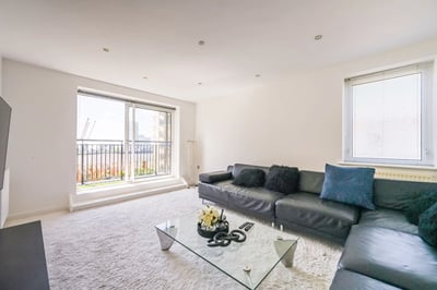 Flat Newport Avenue in Greater London