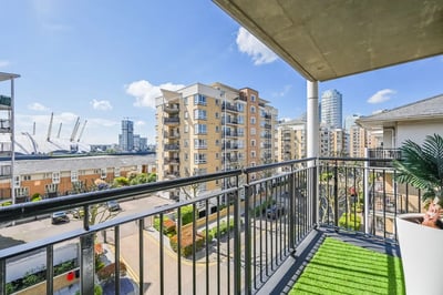 Flat Newport Avenue in Greater London
