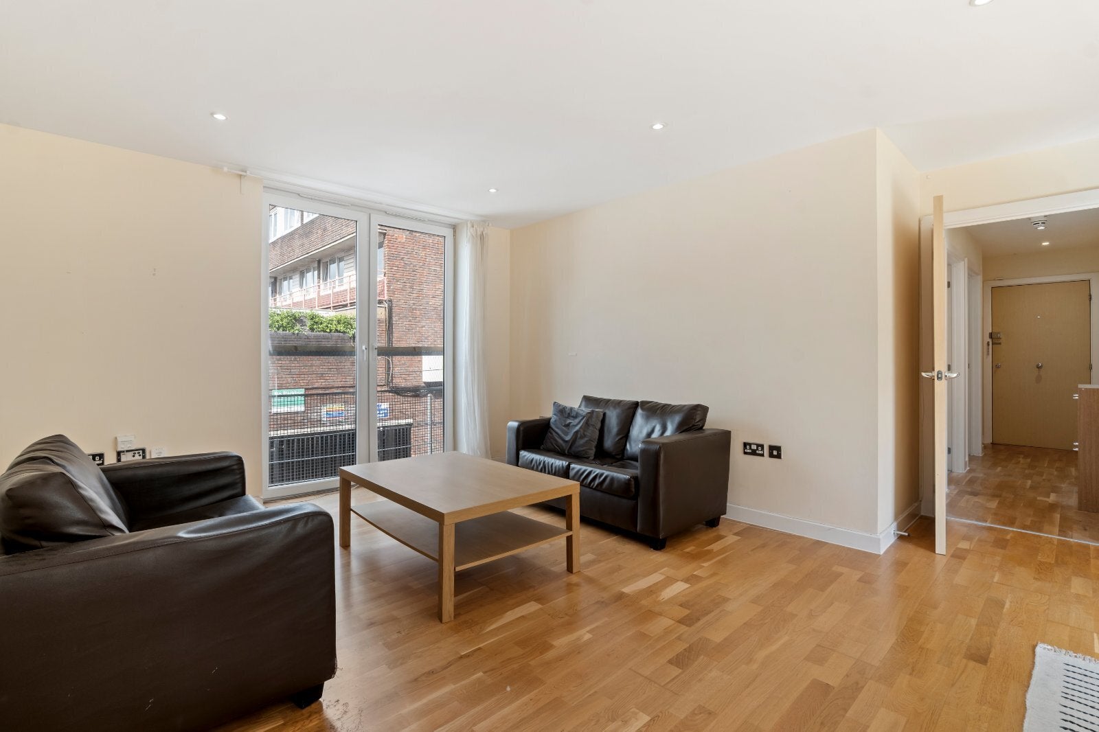Flat Prebend Street in Greater London