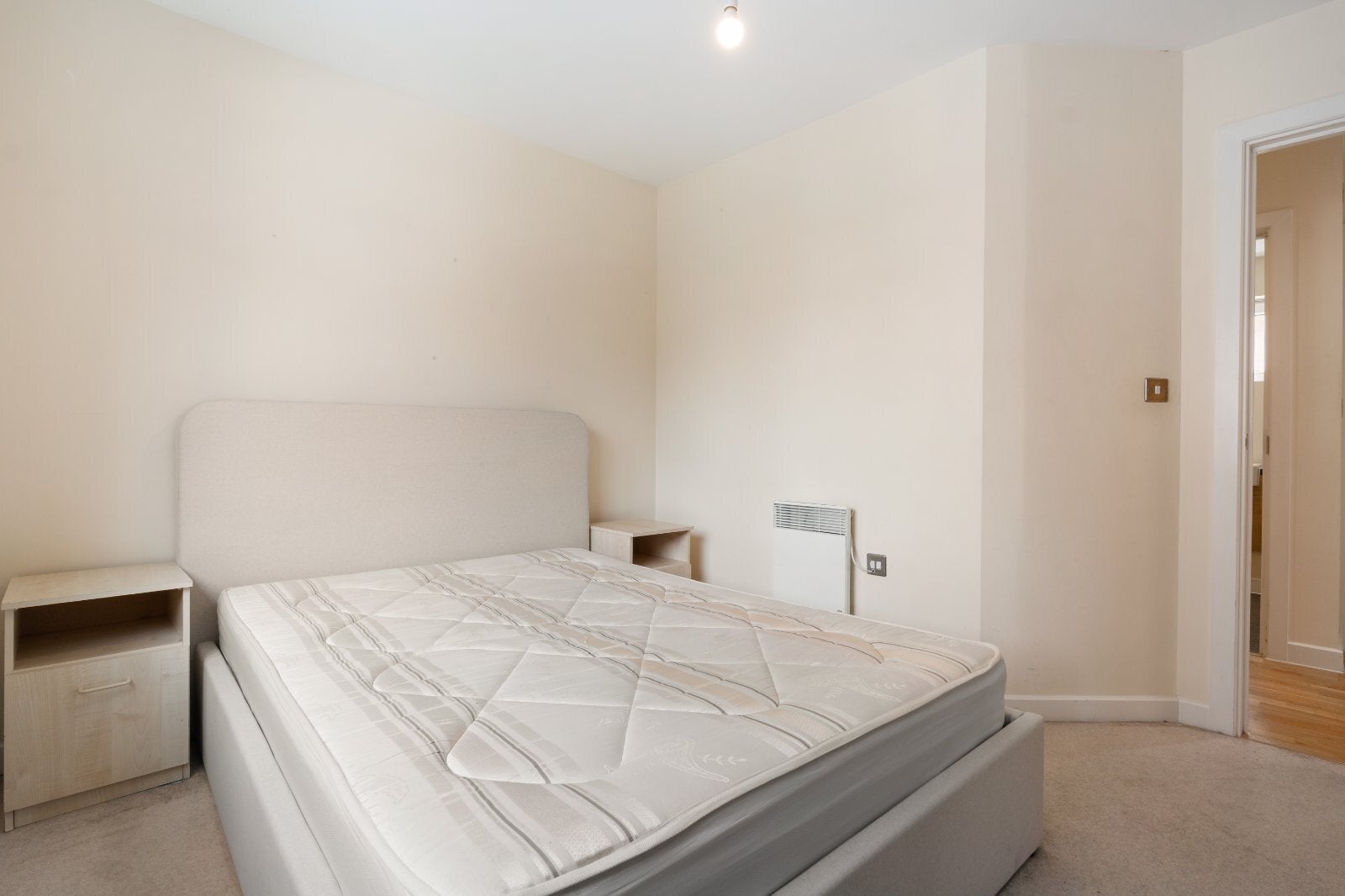 Flat Prebend Street in Greater London