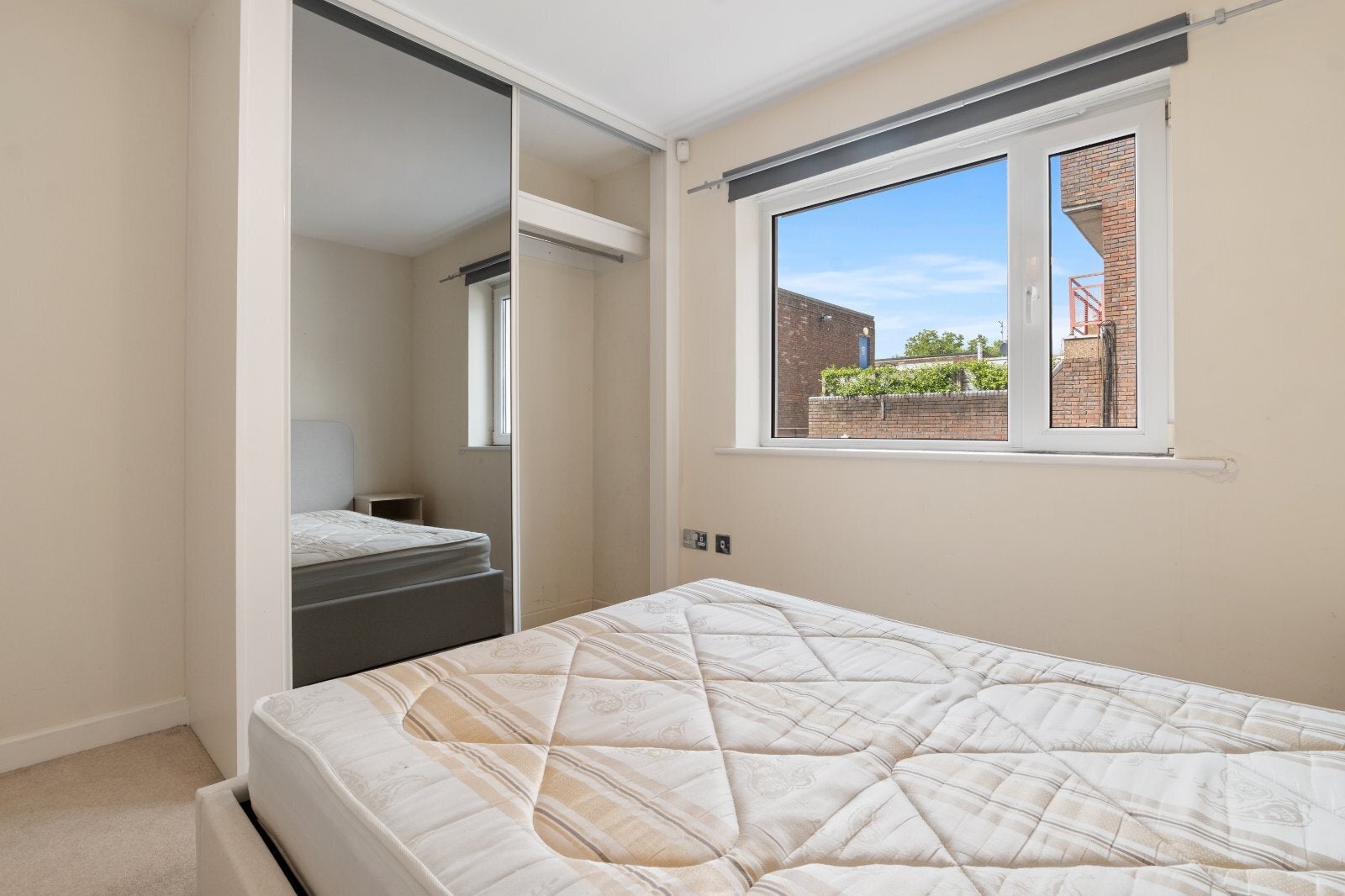 Flat Prebend Street in Greater London