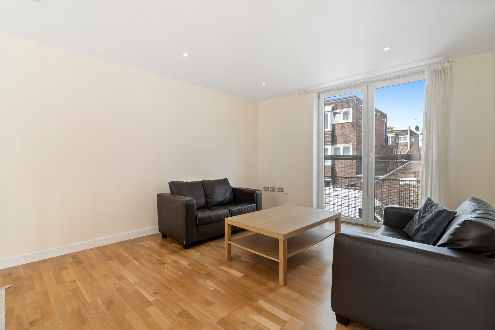 Flat Prebend Street in Greater London