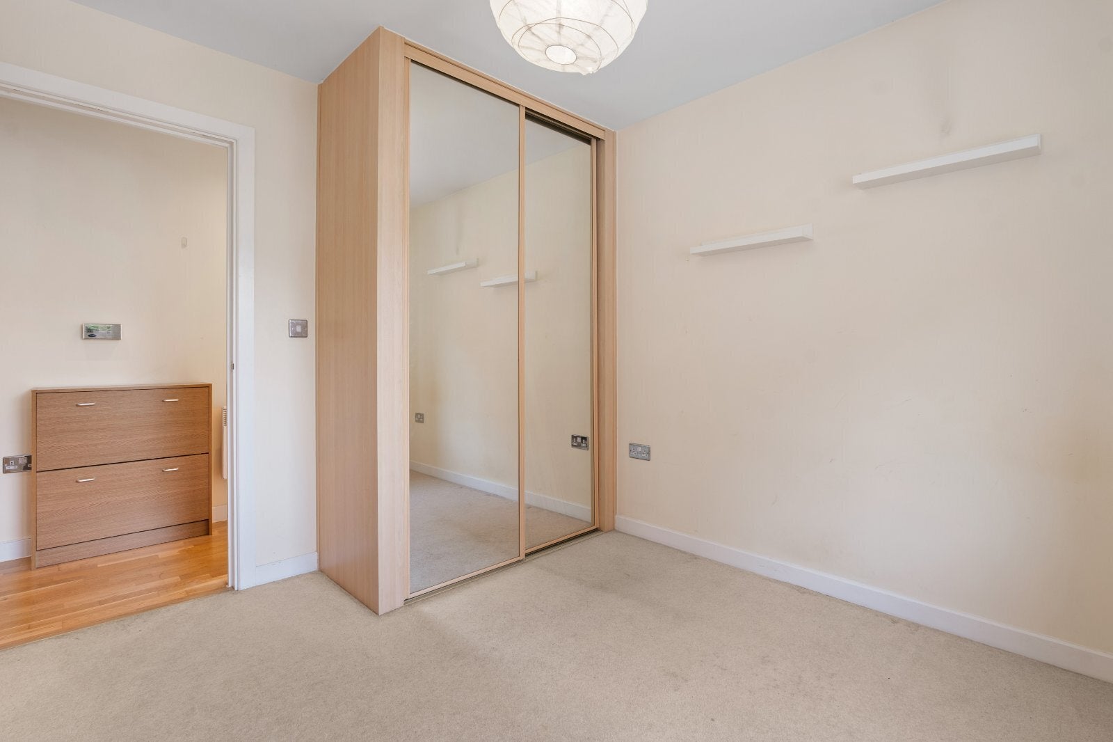 Flat Prebend Street in Greater London