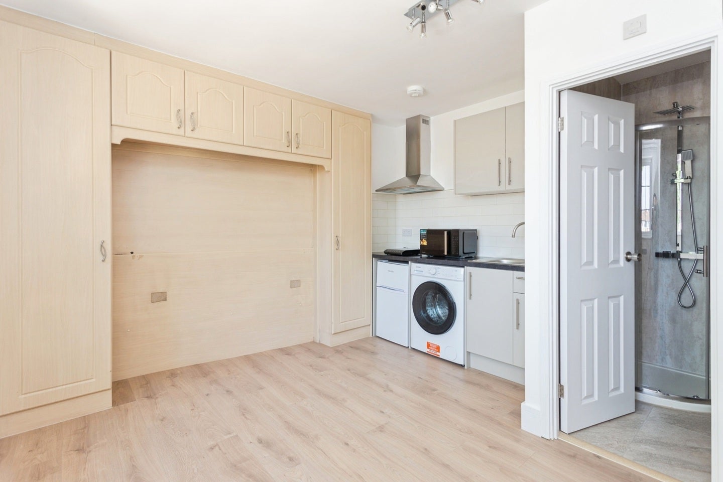 Flat Kings Road in Greater London