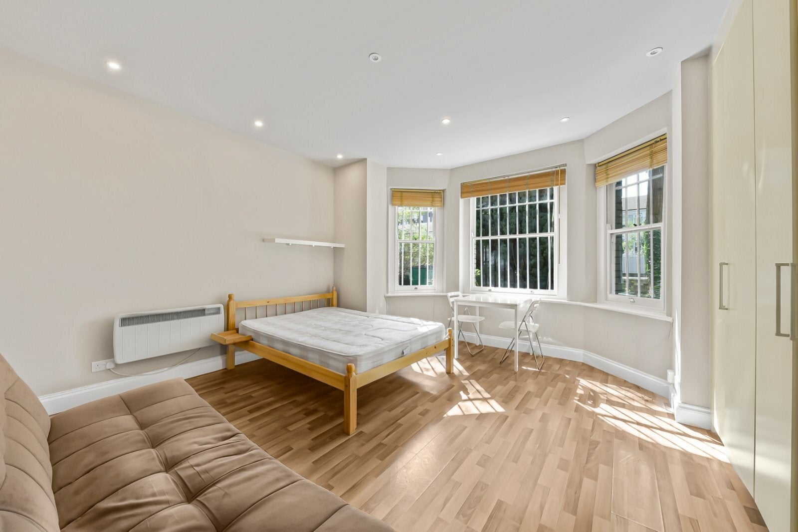 Flat Fellows Road in Greater London