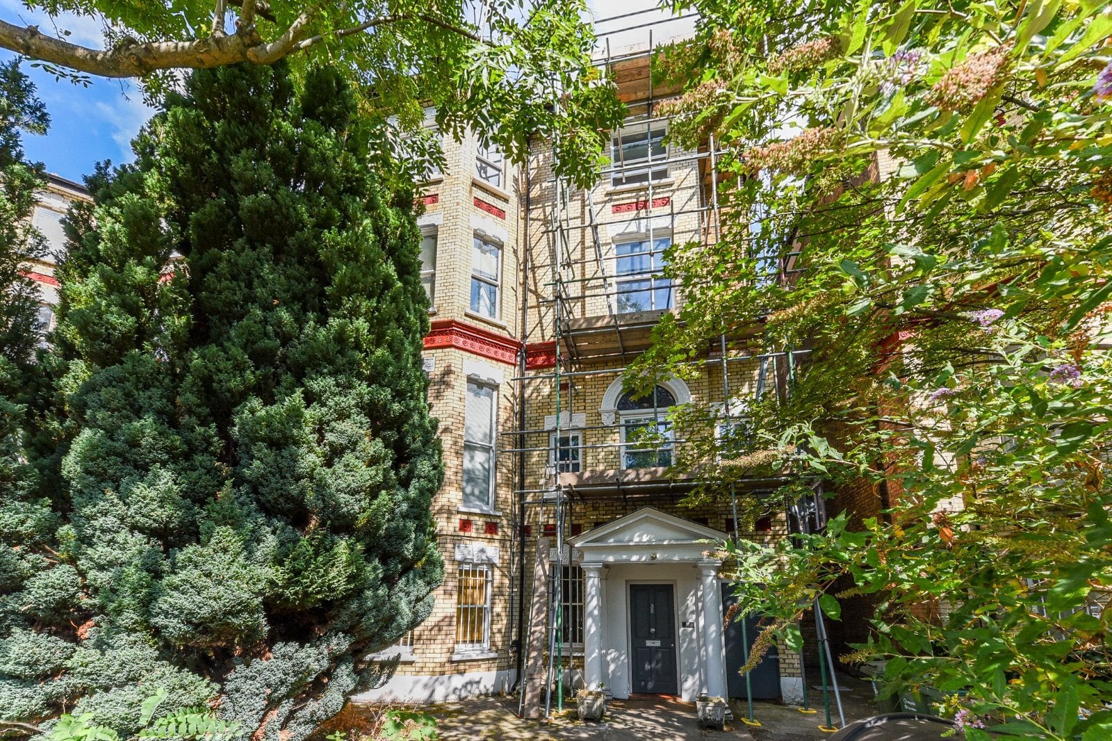 Flat Fellows Road in Greater London