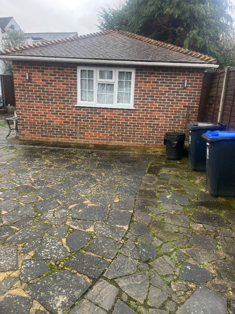 Flat Pinewood Close in Gerrards Cross