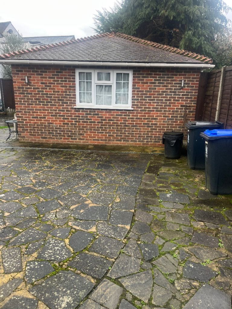 Flat Pinewood Close in Gerrards Cross