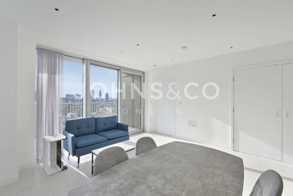 Flat Cendal Crescent in Greater London