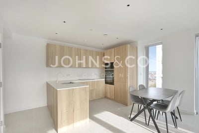 Flat Cendal Crescent in Greater London