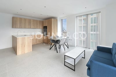 Flat Cendal Crescent in Greater London